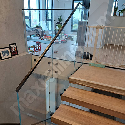 Стъклен парапет по стълби с дистанционер